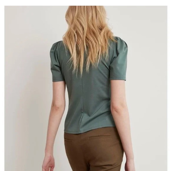 RW&Co. puff sleeve women’s top. 2 buttons on back. EUC - Picture 2 of 5